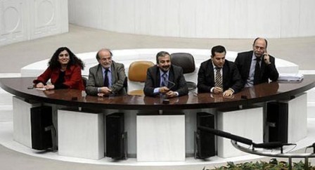 vekillerin-meclisteki-aclik-grevi-devam-ediyor-126795