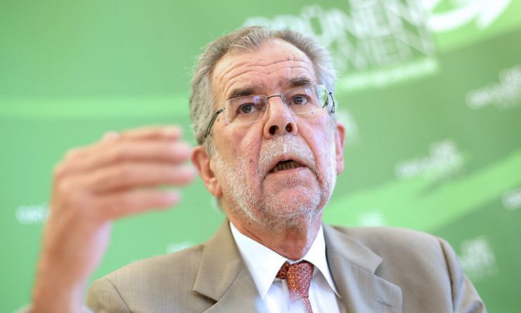 APA8245458 - 14062012 - WIEN - STERREICH: Alexander Van der Bellen erklrte am Donnerstag, 14. Juni 2012, im Rahmen einer PK der Grnen seinen Wechsel vom Nationalrat in den Wiener Landtag bzw. Gemeinderat. APA-FOTO: GEORG HOCHMUTH